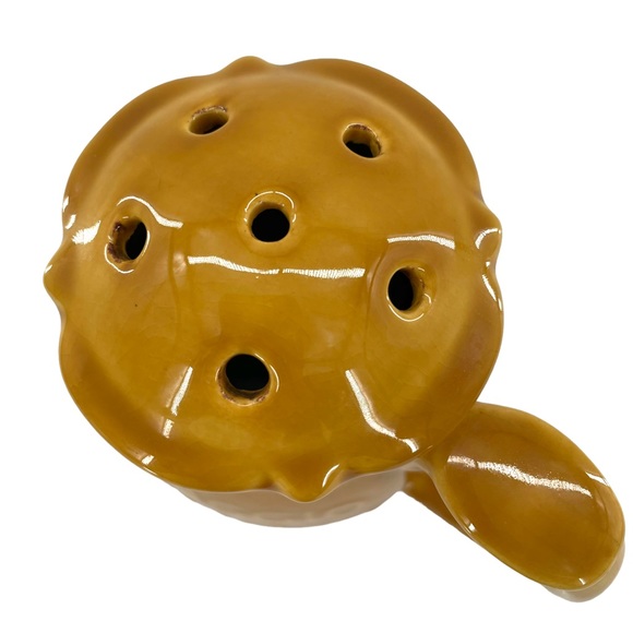 Vintage Ceramic Grated Cheese Shaker w/ Cheese Spelt Internationally in Mustard - Picture 9 of 9